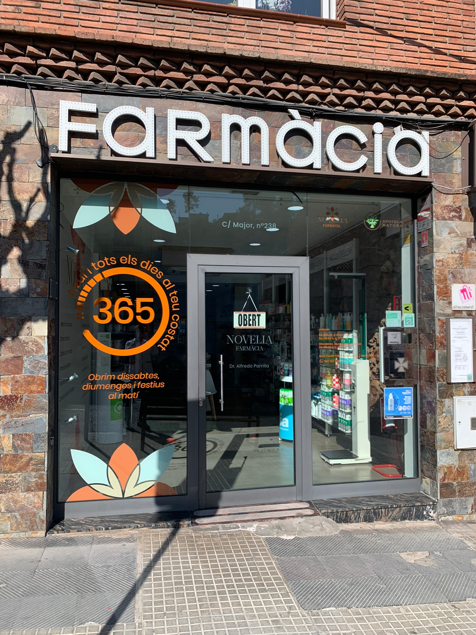Façana i entrada de la Farmàcia Novelia